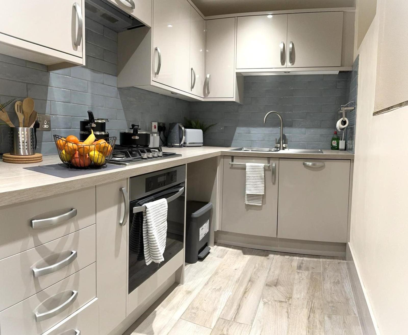 Large Cosy 2 Bedroom Ground Floor Flat In Stevenage Sg1 Sleeps 4-5 Free Parking Экстерьер фото